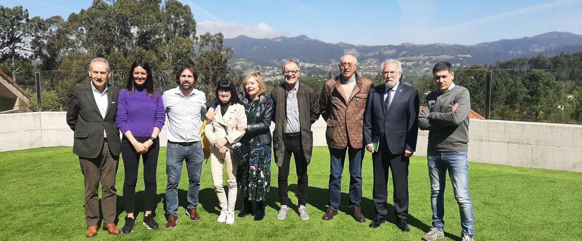 Santalices con José Benito
 Suárez y  representantes del 
centro.   | // D.P.