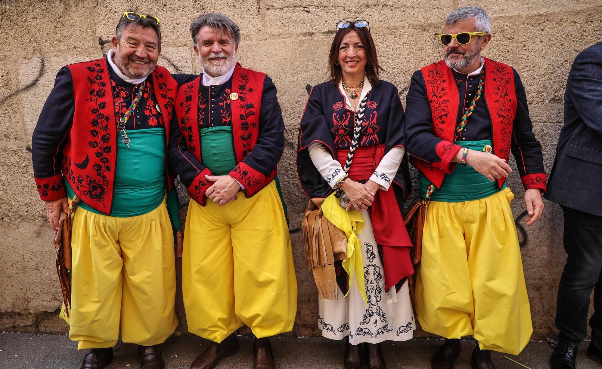 El Sant Jordiet entre claveles en la procesión de la Reliquia