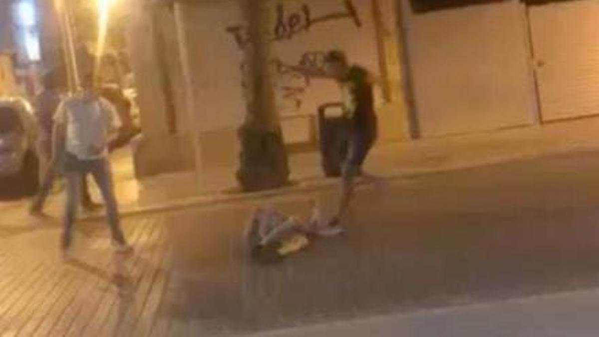 Imagen del vídeo de una de las agresiones perpetradas aquella noche en s'Arenal.