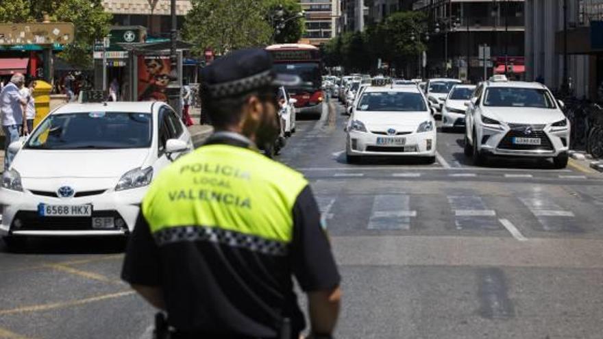 La Policía custodia a los huelguistas en la calle Colón.