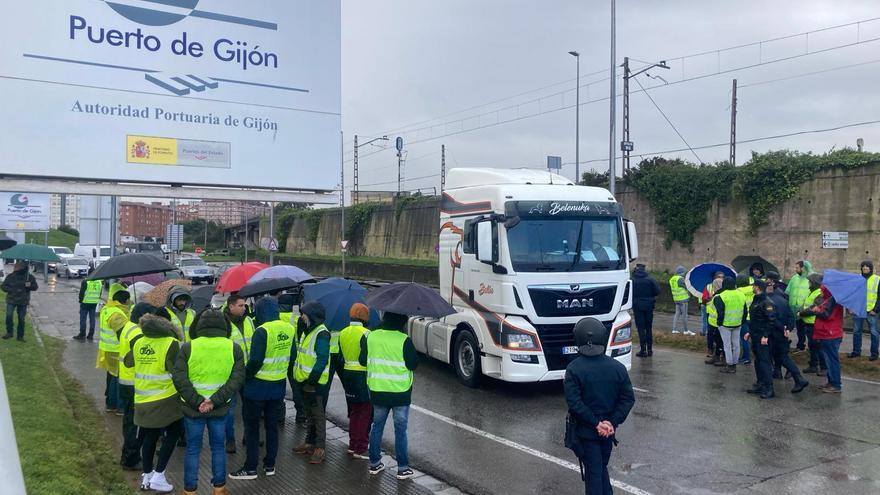Ganaderos y agricultores bloquean los accesos al Puerto de Gijón