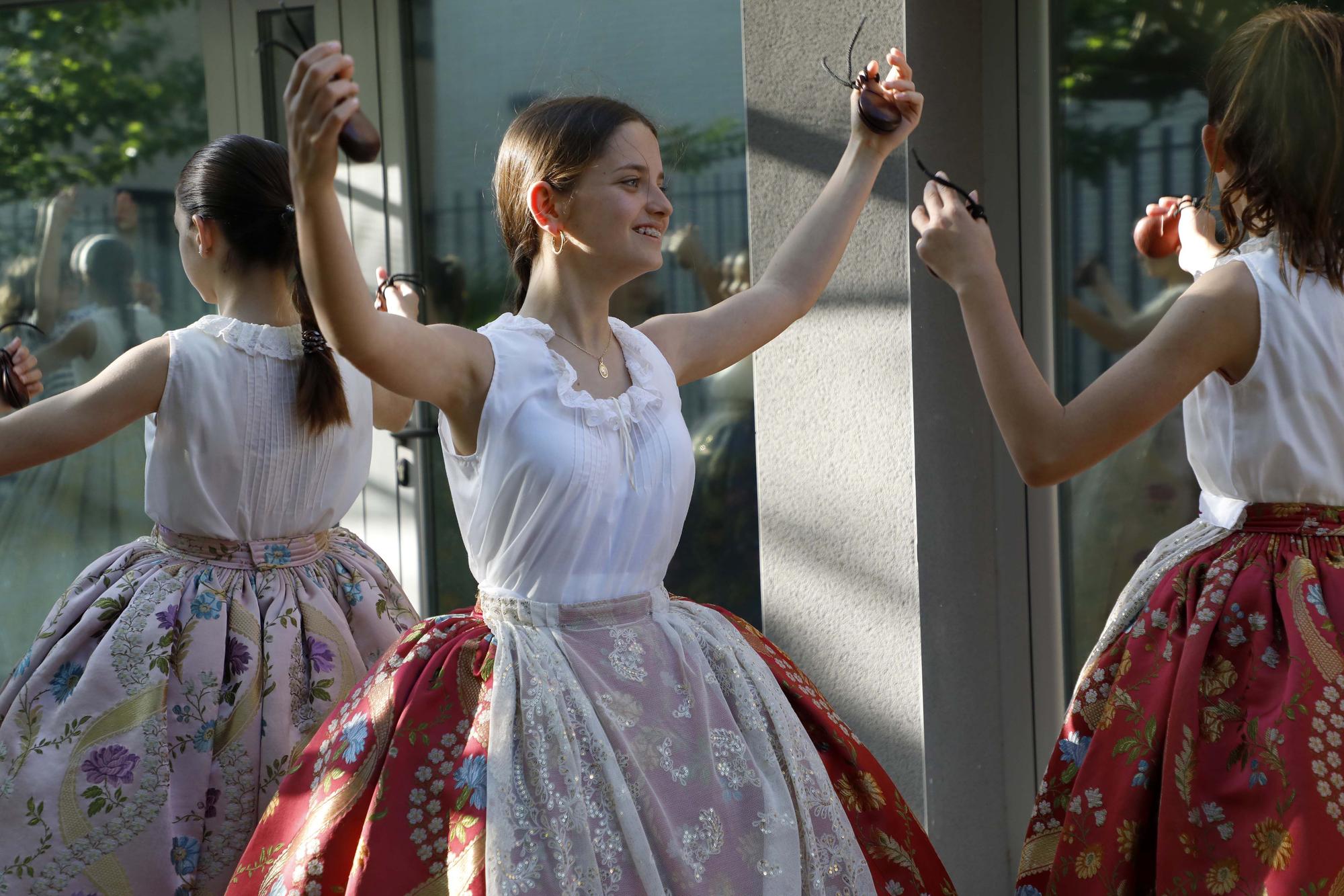 Las falleras infantiles de 2020-2021 y 2022 ensayan la "Dansà"