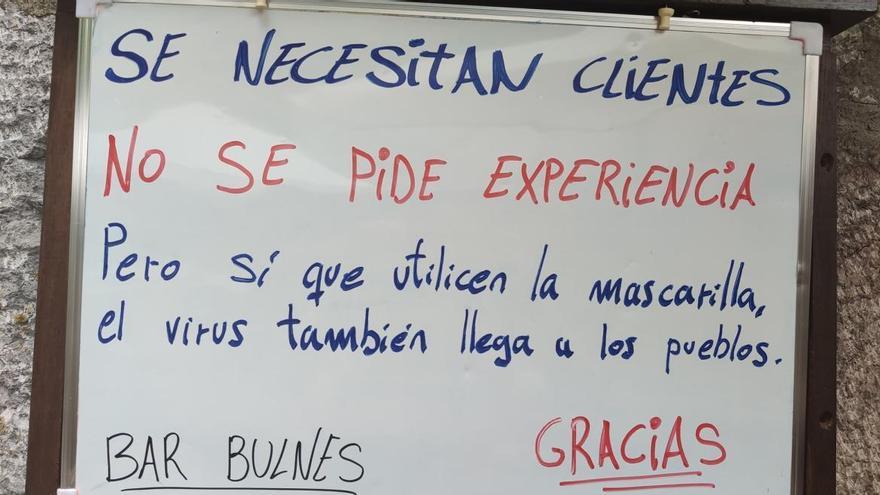 El original cartel de un bar de pueblo que invita a los clientes a ponerse la mascarilla