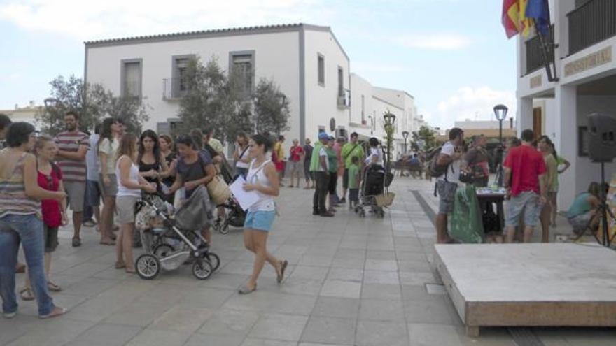 Los docentes se concentran cada mañana en torno a la mesa informativa.