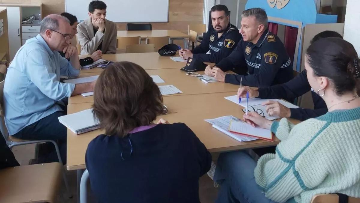 Agentes tutor de Quart de Poblet en una reunión de coordinación.