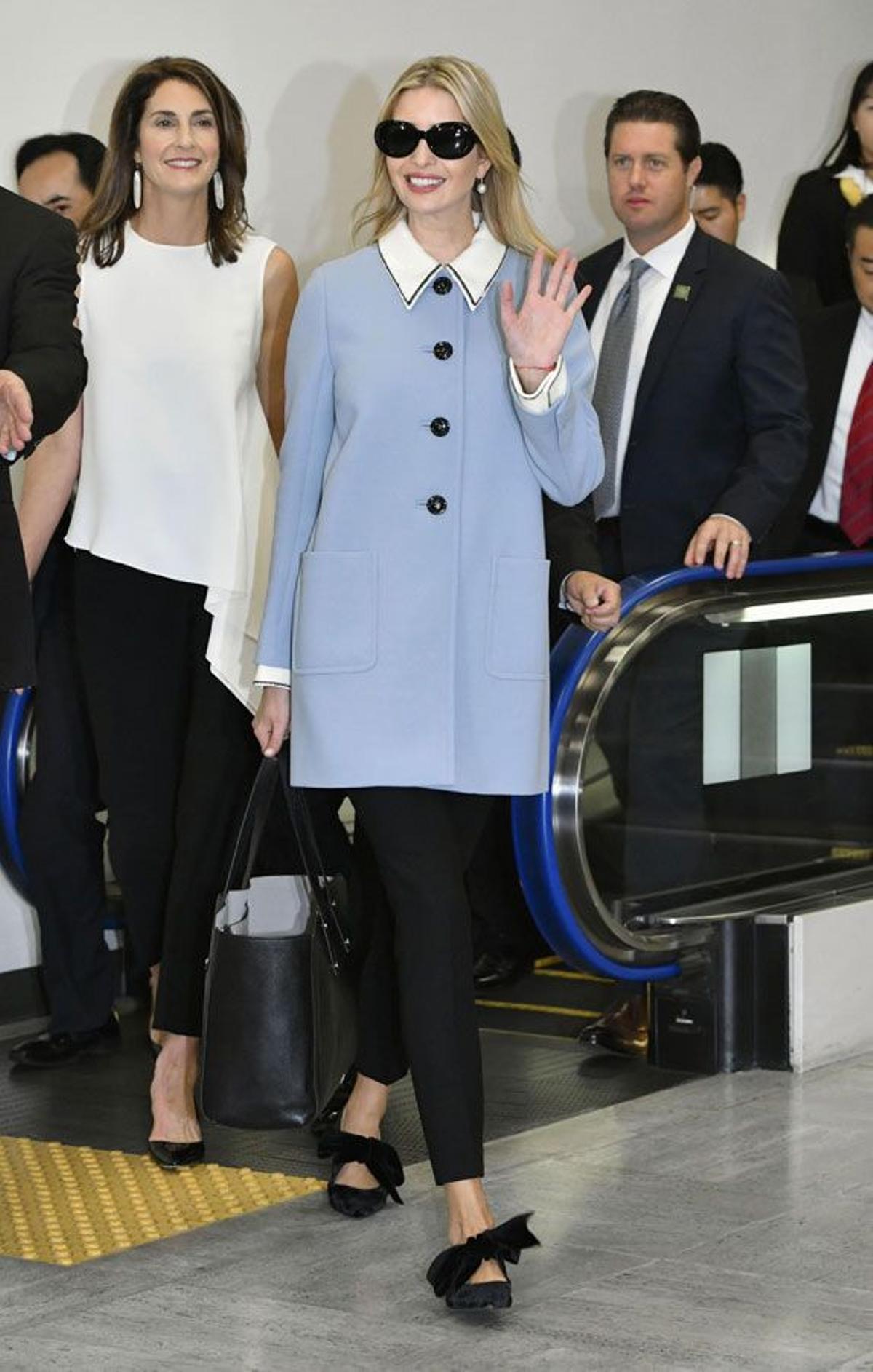 Ivanka Trump con bailarinas de terciopelo de Zara