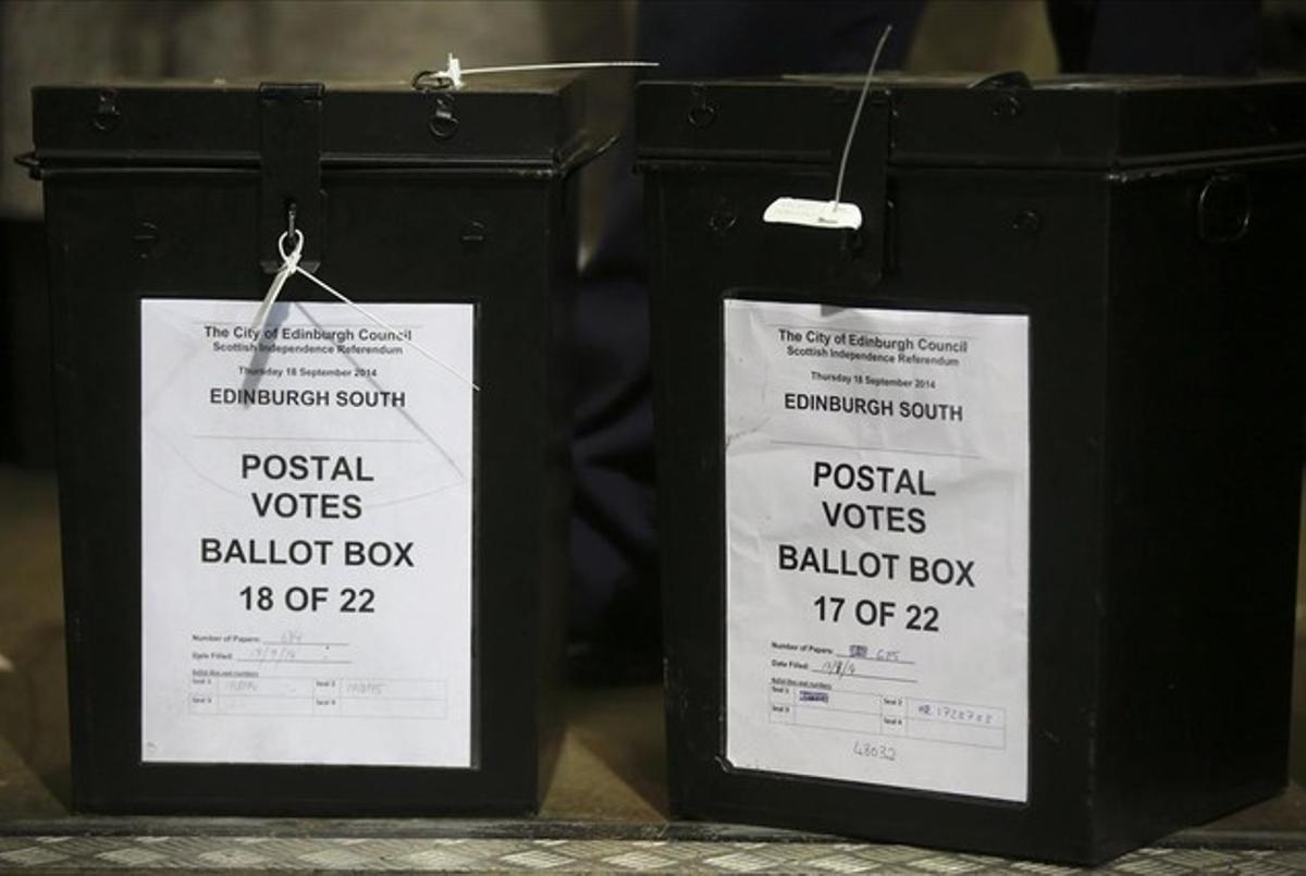 Voto por correo en un centro de escrutinio en Edimburgo, Escocia