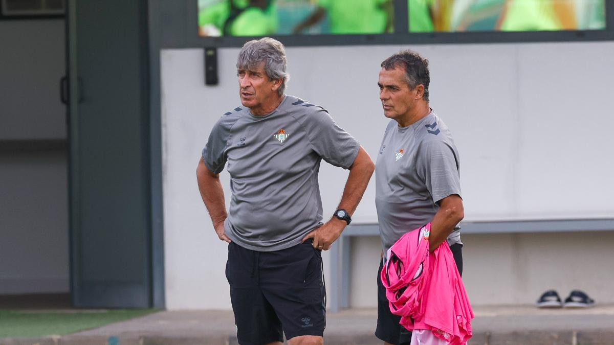 Manuel Pellegrini dirige una sesión de entrenamiento