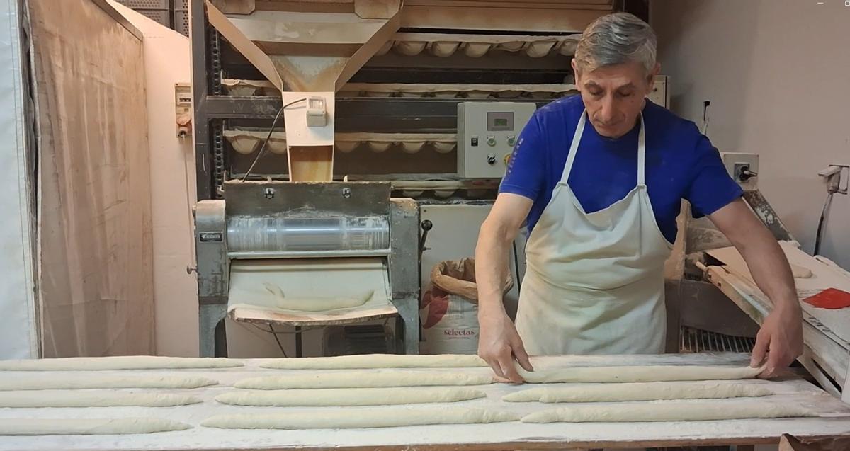 Jesús Peribañez, última generación en estar al frente de la panadería de Burbáguena, haciendo barras de pan