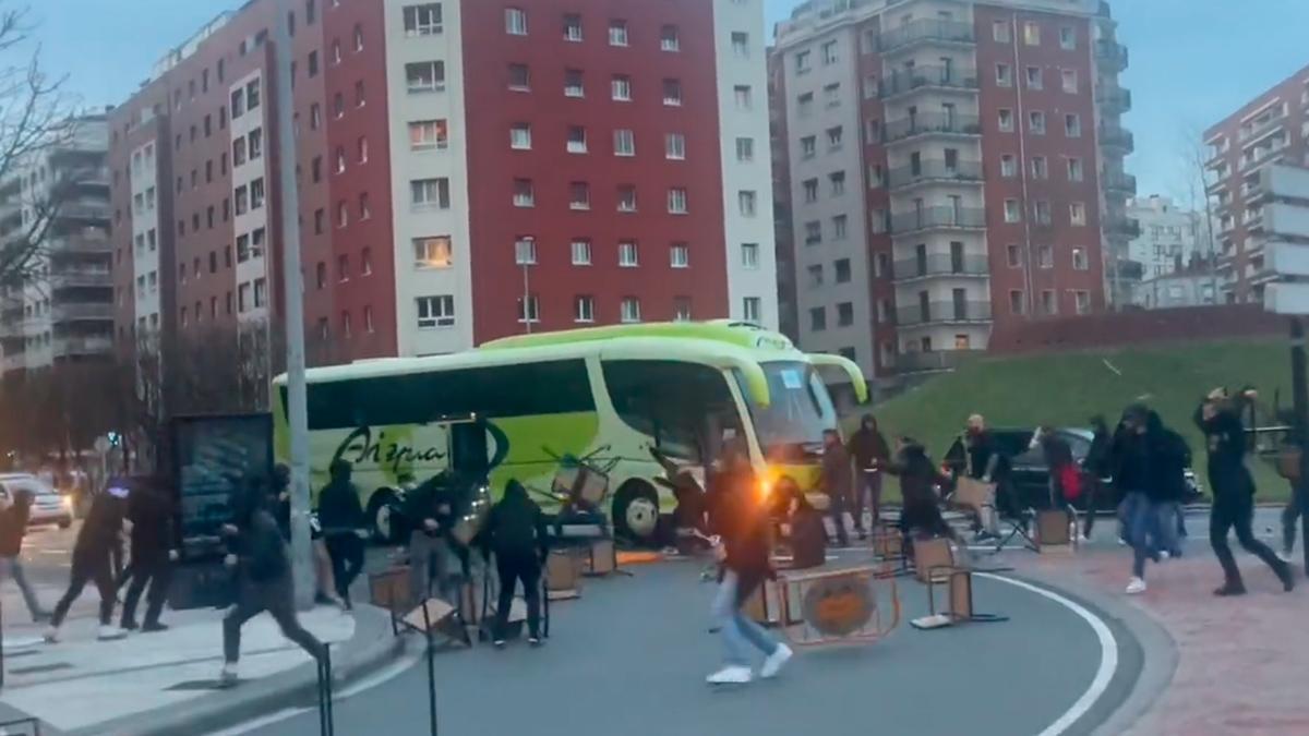 ¡Batalla campal entre aficionados de la Real Sociedad y la Roma antes del partido de Europa League!