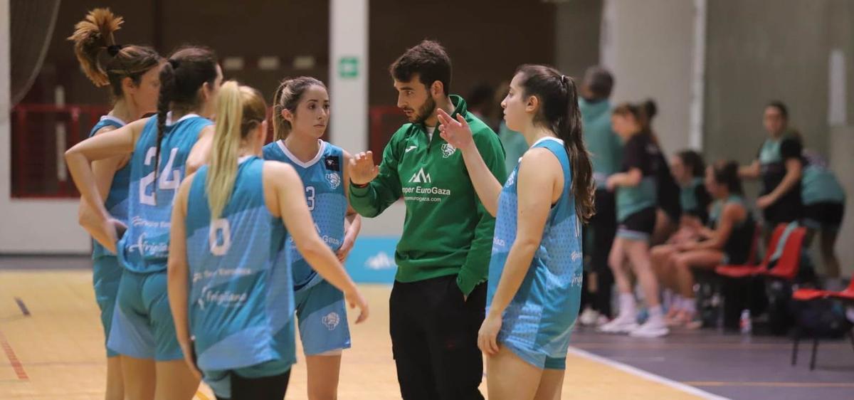 Ignacio Delgado da instrucciones a las jugadoras del UCB.