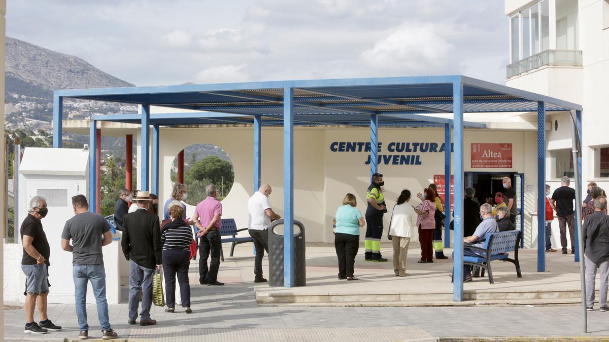 Personas esperando su turno para ser vacunadas a las puertas del Centre Juvenil de Altea.