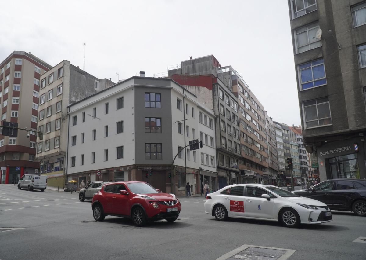 Edificio rehabilitado en el cruce de ronda de Nelle y la avenida Finisterre