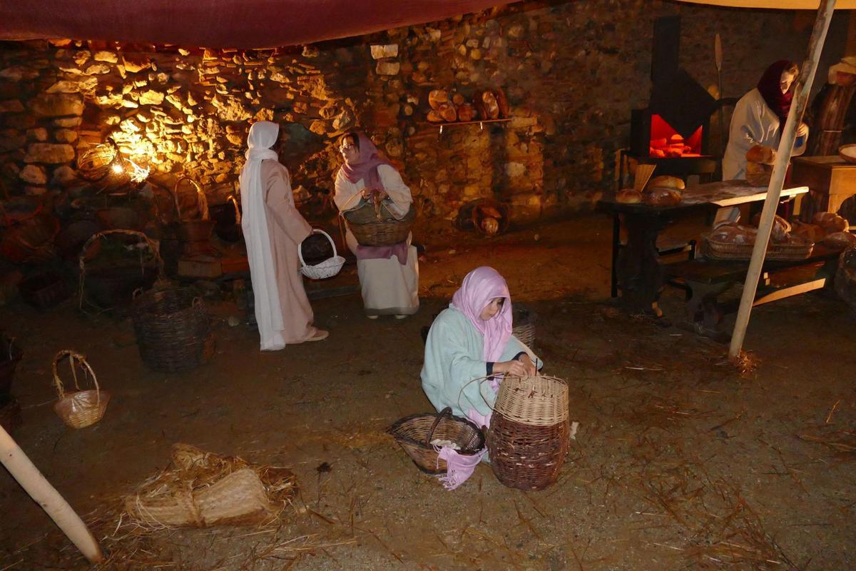 La 42a edició del Pessebre Vivent de Peralada manté viva la tradició recorrent el centre històric del poble