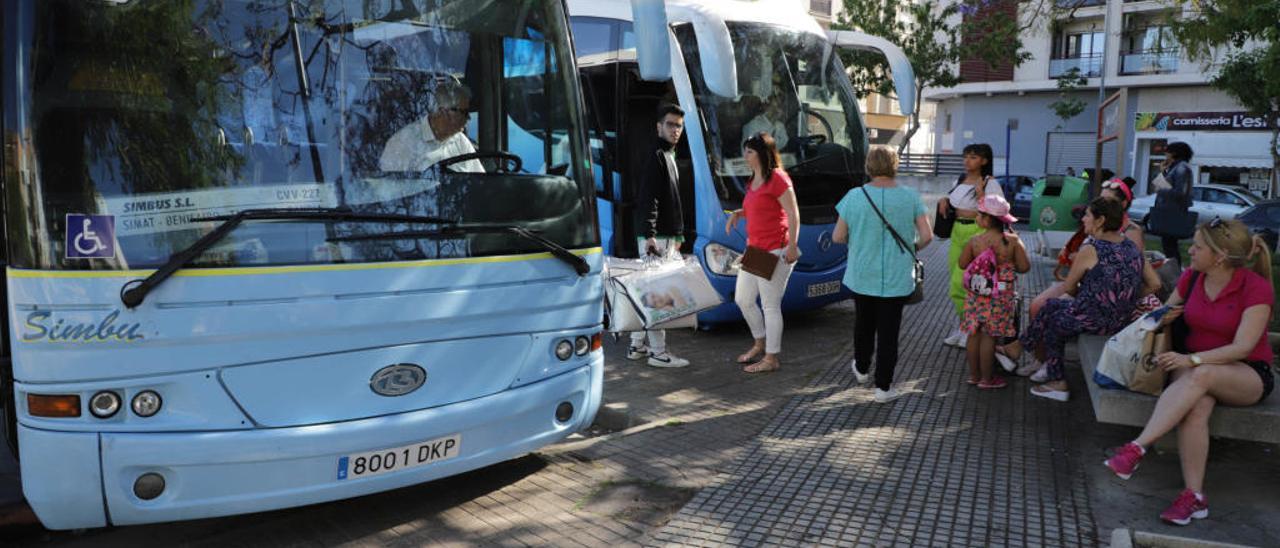 Un grupo de pasajeros esperan para subir al autobús que cubre la línea Gandia-Simat en la estación de la capital de la Safor.