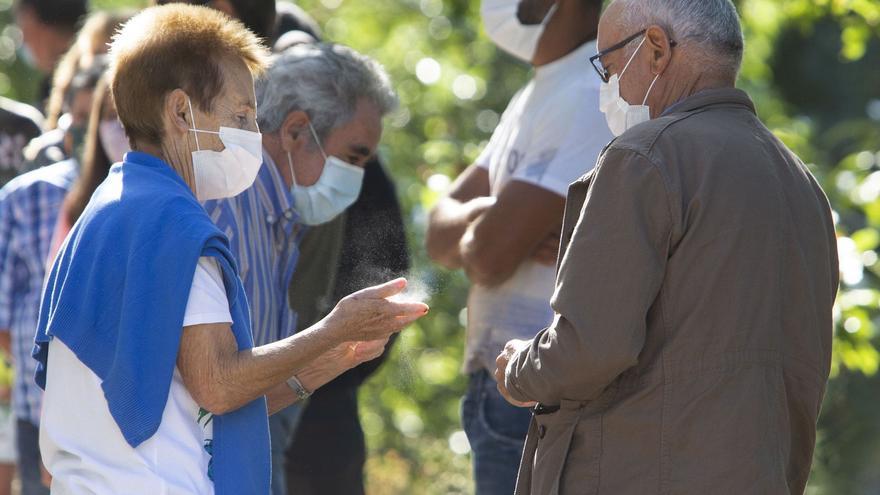 Vecinos de Oencia esperan para hacerse la PCR