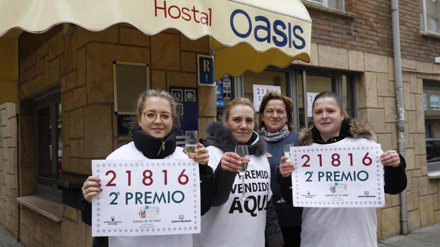 Las camareras del bar Oasis, en Zamora, celebran haber repartido el Segundo Premio de la Lotería del Niño.