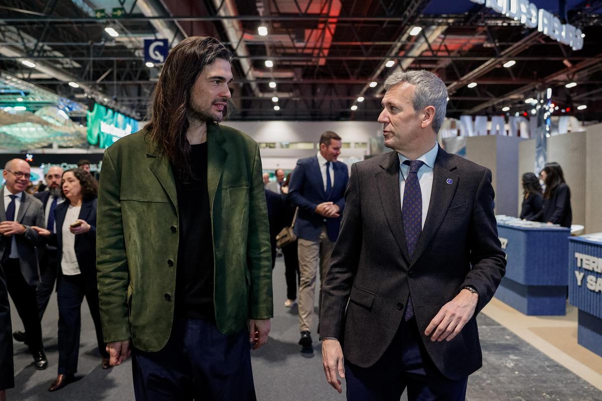 El presidente gallego, Alfonso Rueda, y el director de cine Oliver Laxe.