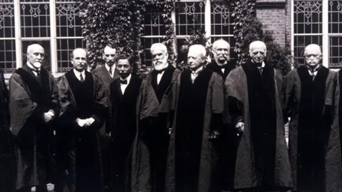 Rafael Altamira (en el centre) amb diversos membres del Tribunal de Justícia de la Haia.