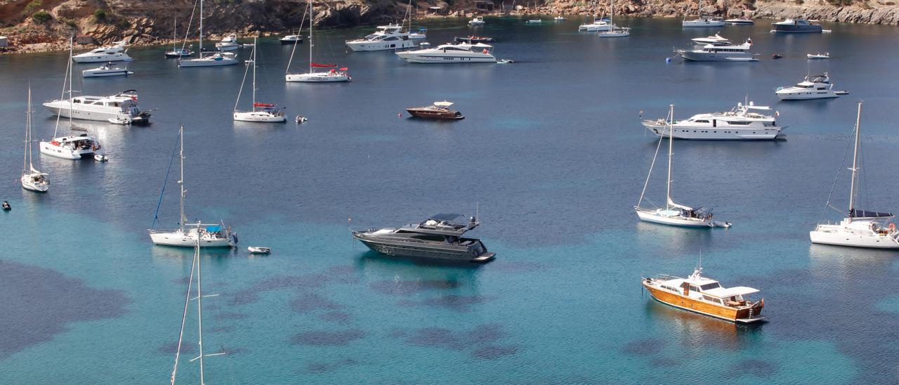 Barcos fondeados en Porroig. J.A.Riera