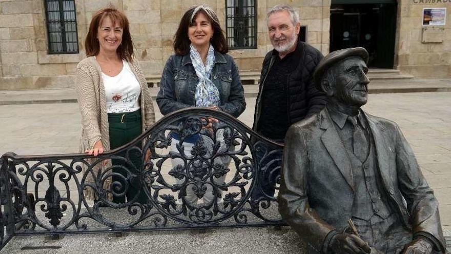 Los encargados de presentar la feria, junto al Cabanillas de la Praza do Concello.  // Noé Parga