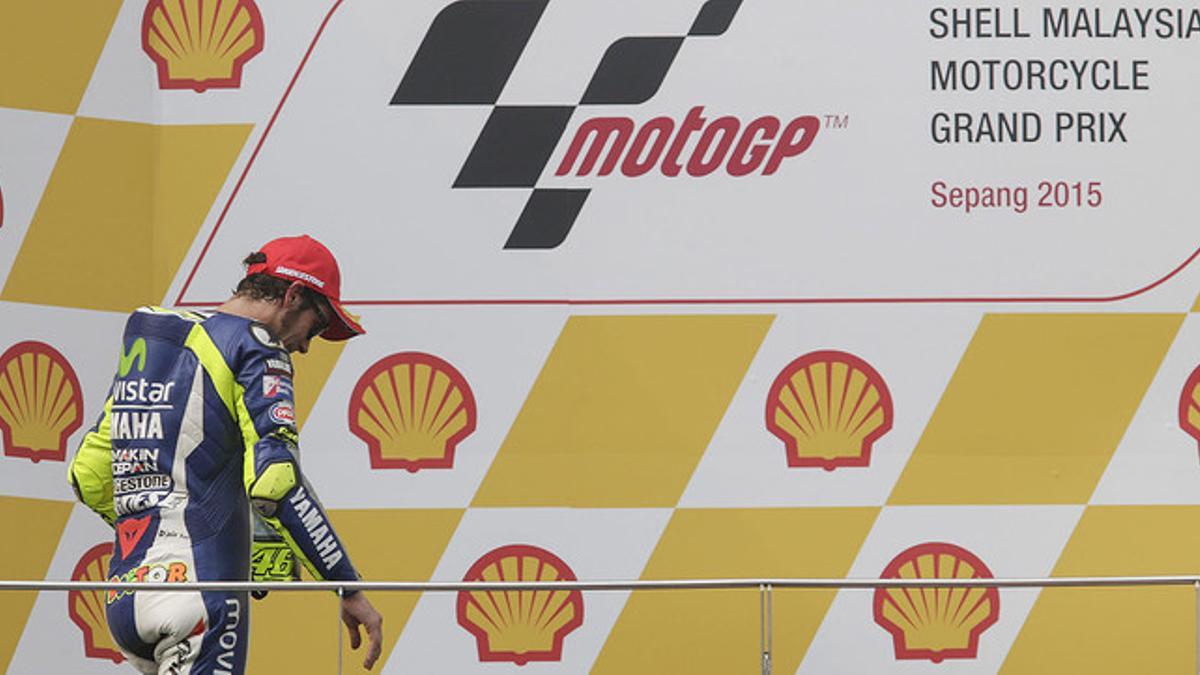 Valentino Rossi se dirige al podio de Sepang, tras acabar segundo el GP de Malasia