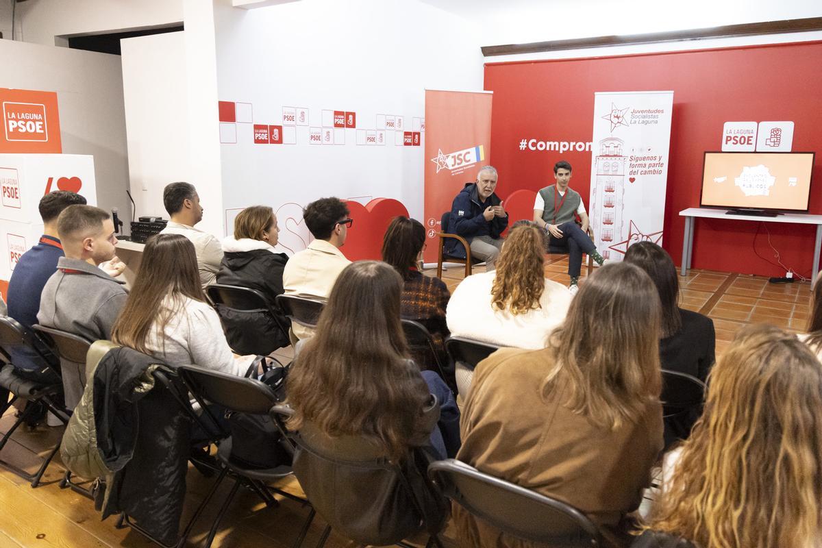 Un momento de la reunión del PSOE con los jóvenes este sábado en La Laguna, en Tenerife.