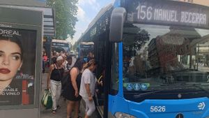Usuarios suben a un bus en Paseo de Delicias tras una larga espera.