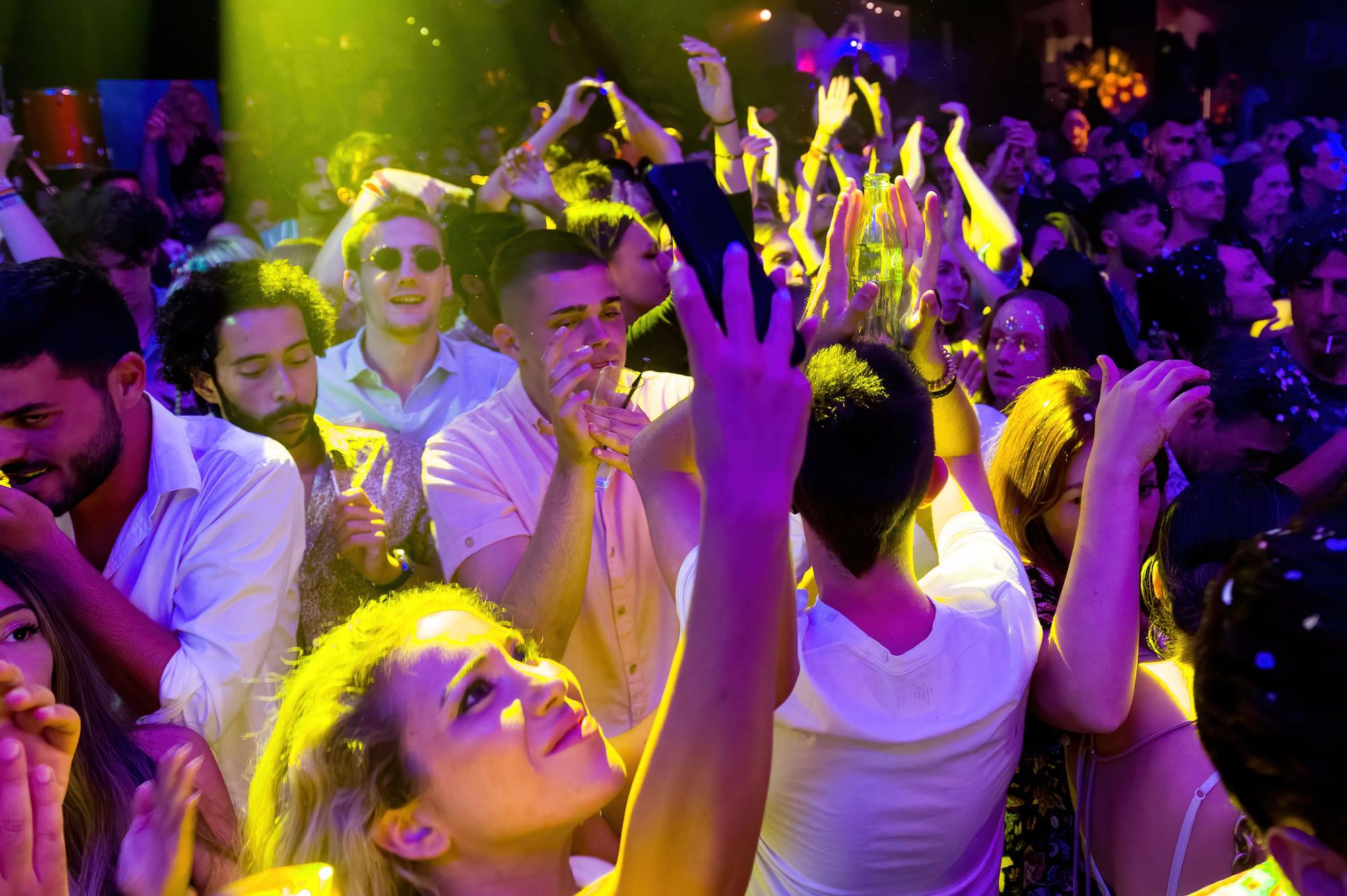 Archivo - Decenas de personas asisten a una fiesta en una discoteca.