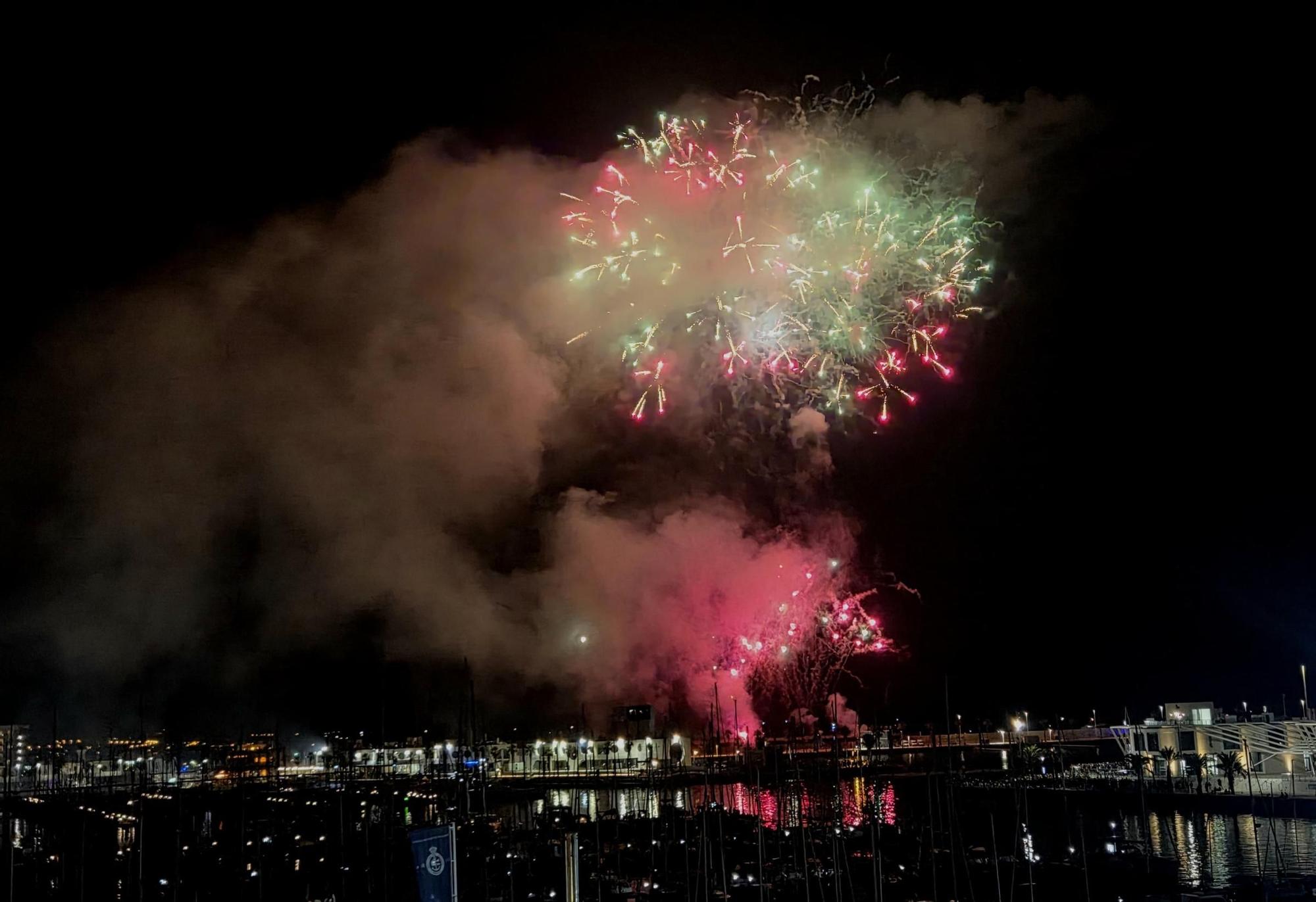 Los fuegos artificiales de Hermanos Ferrández incendian la noche alicantina