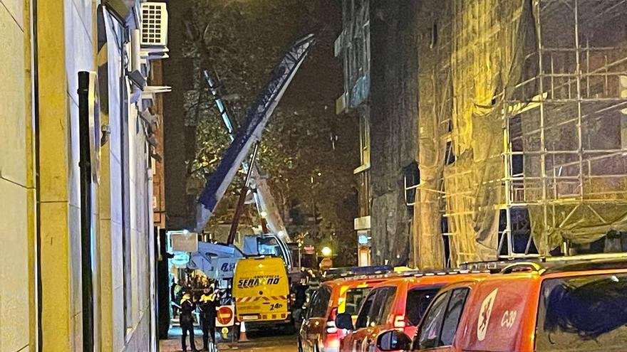 Una grúa vuelca contra un edificio en el centro de Zaragoza