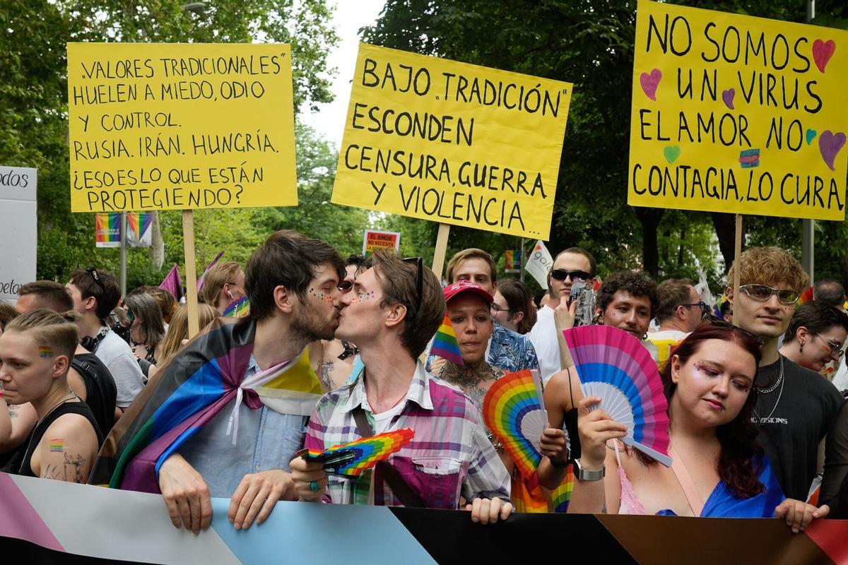 MADRID, 05/07/2025.- Participantes en la gran marcha del Orgullo 2025 que recorre hoy sábado las calles de Madrid y en la que participan más de 40 carrozas con música y un ambiente festivo. EFE/ Borja Sánchez-Trillo.. MANIFESTACION. LGTBI.