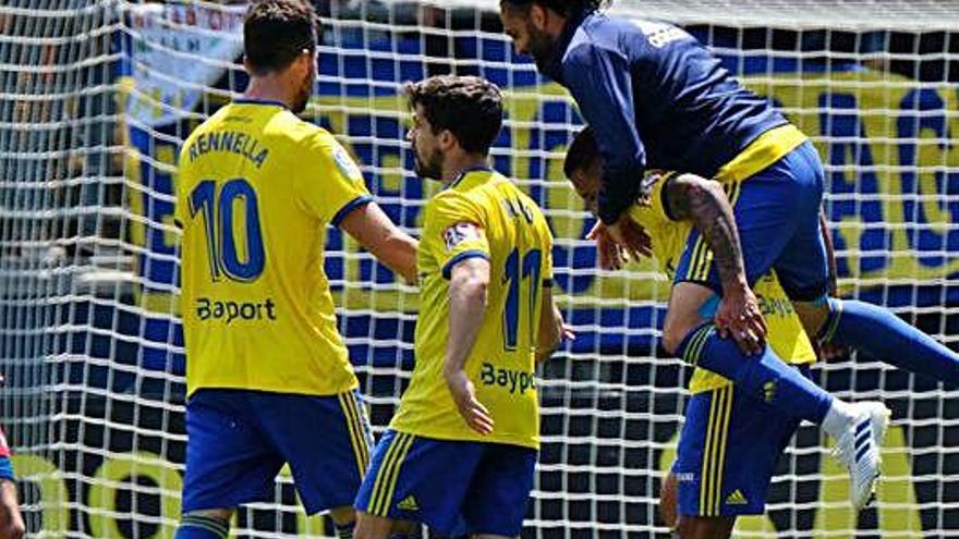 Los futbolistas del Cádiz celebran el triunfo al final del partido.