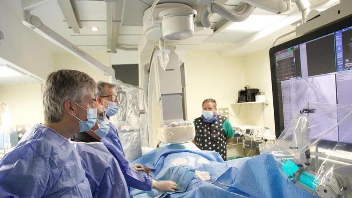 El doctor Eduardo Pinar, durante una prueba en la Arrixaca.