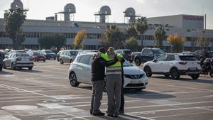 Abrazos de despedida de trabajadores en su último día en Nissan.