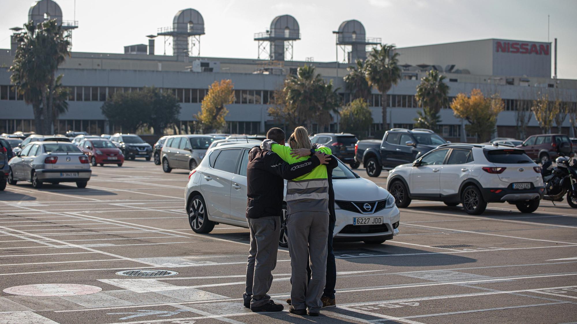 Salida de trabajadores en su último día en Nissan.