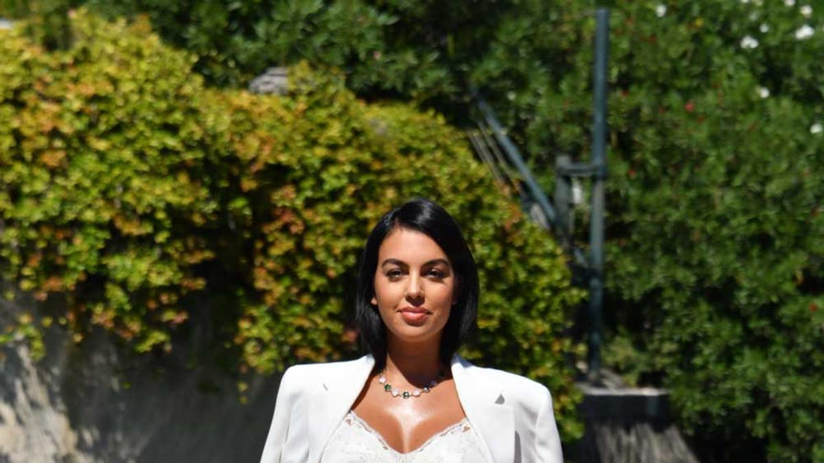 Georgina Rodríguez con un traje de chaqueta blanco a su llegada al Festival de Venecia 2020