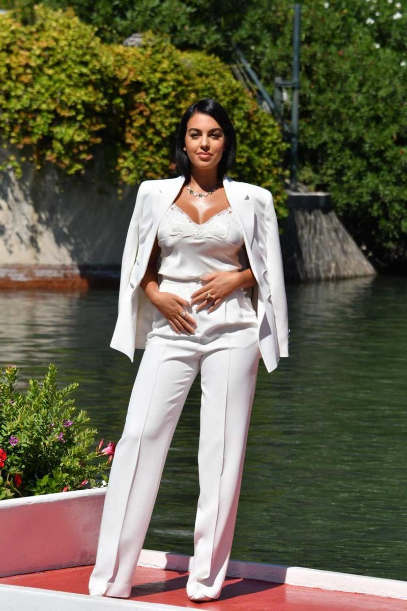 Georgina Rodríguez con un traje de chaqueta blanco a su llegada al Festival de Venecia 2020