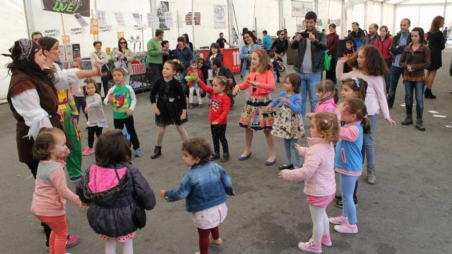 Un grupo de niños bailando, ayer, en el recinto del Festival de la Cerveza.