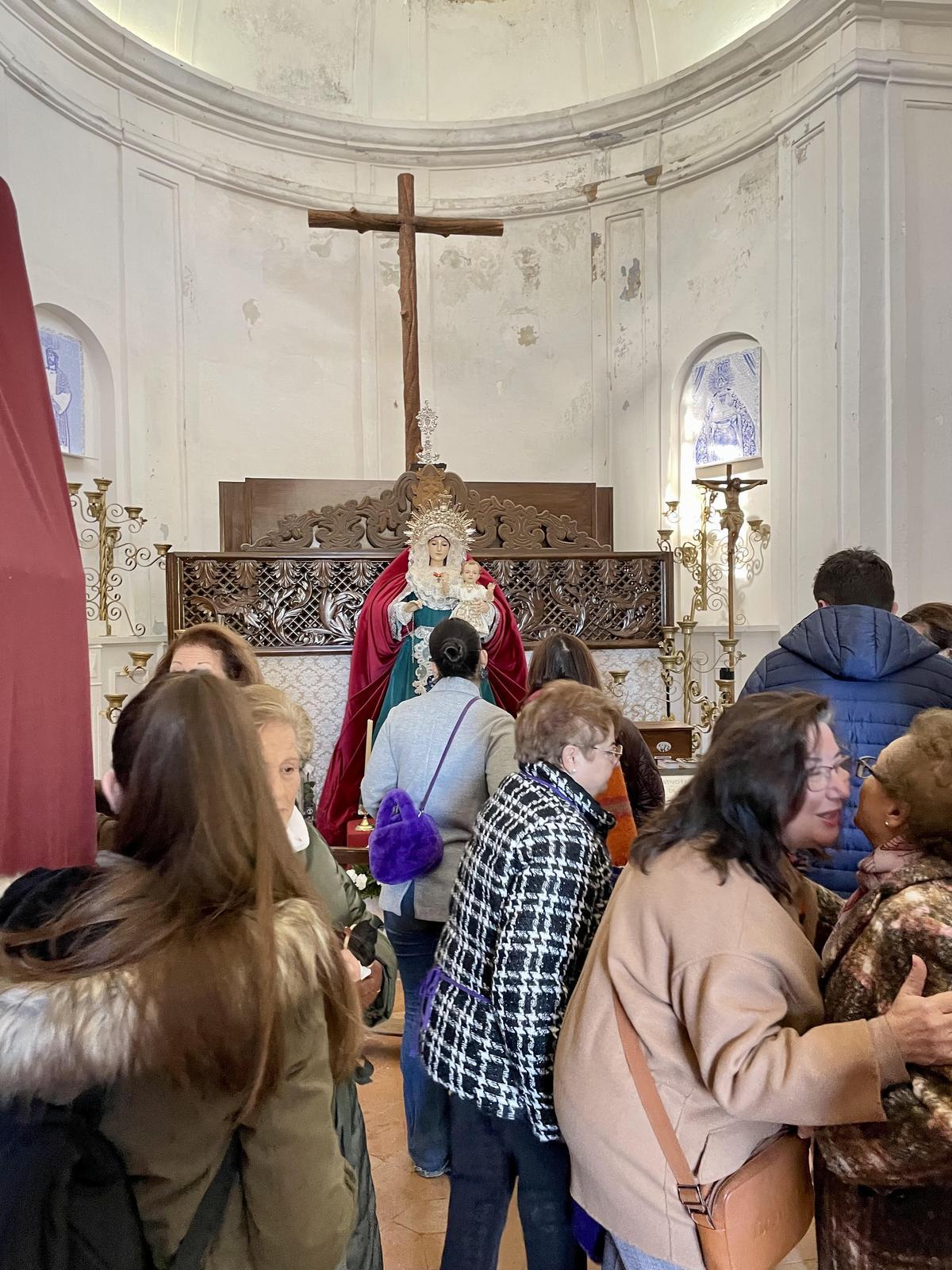 Humedades visibles en el interior de la ermita.