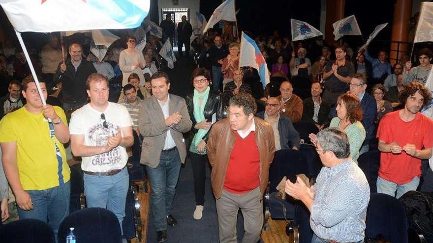 Lores entra con Luis Bará y Carmen da Silva en el Teatro Principal.