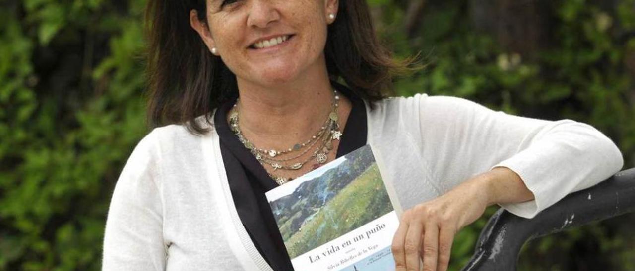 La escritora Silvia Ribelles, con el libro en sus manos.