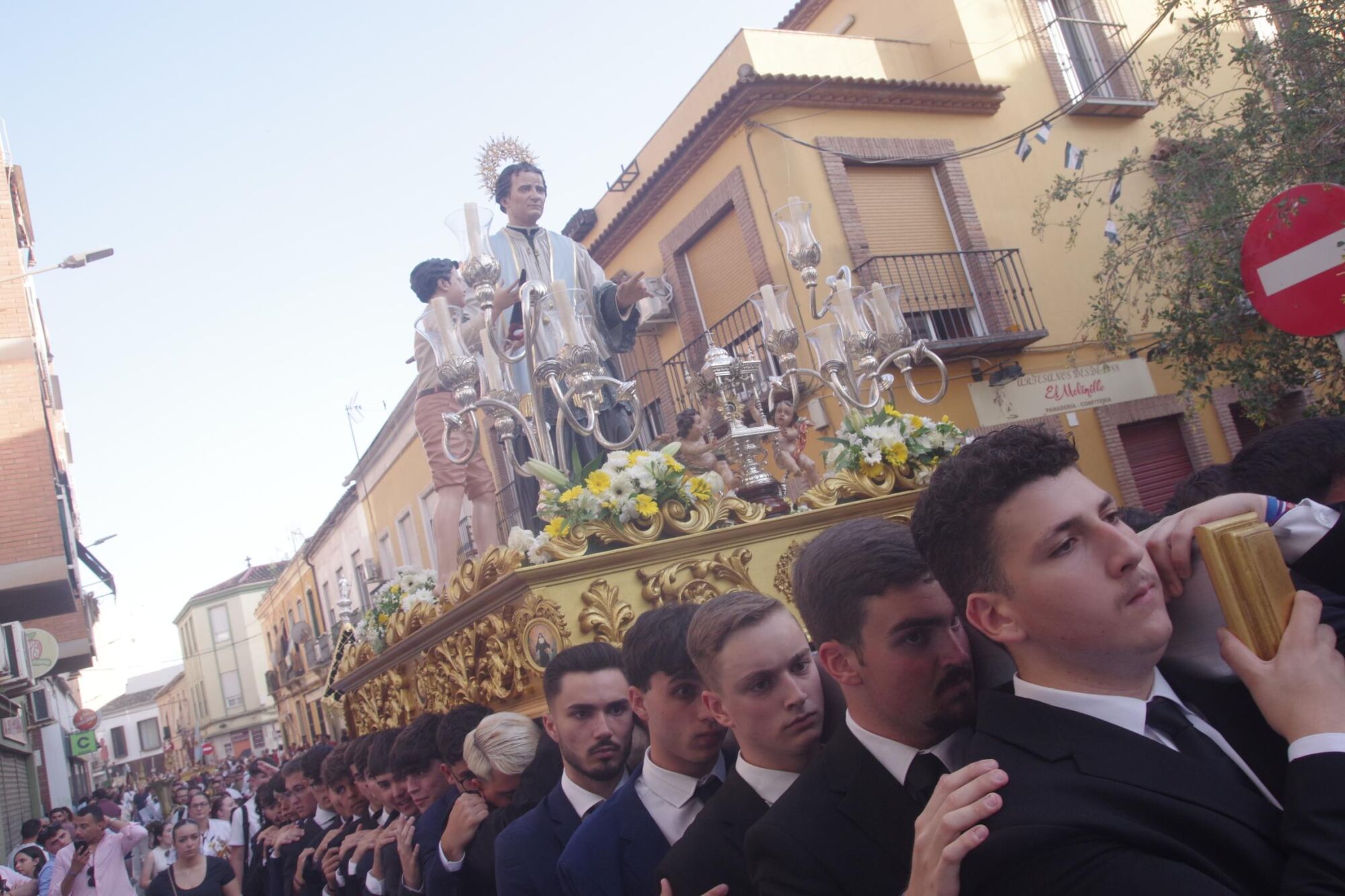 Salida procesional de María Auxiliadora por Capuchinos en 2025