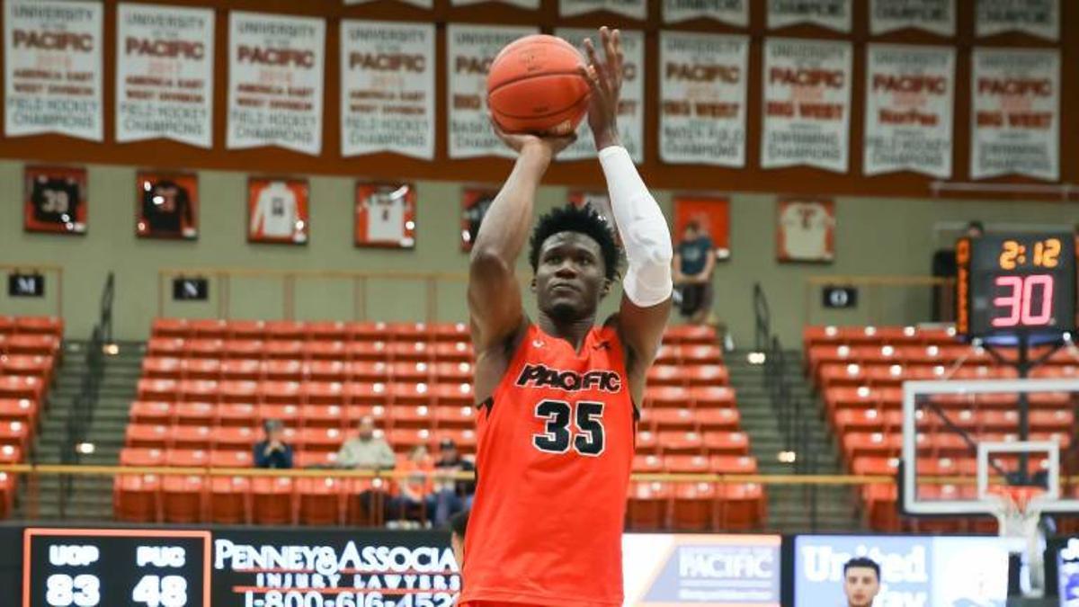 Shaquillo Fritz lanzando un triple con Universidad Pacific.