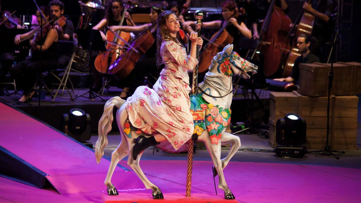 Un momento de la representación de 'Carousel' en el Teatre Grec