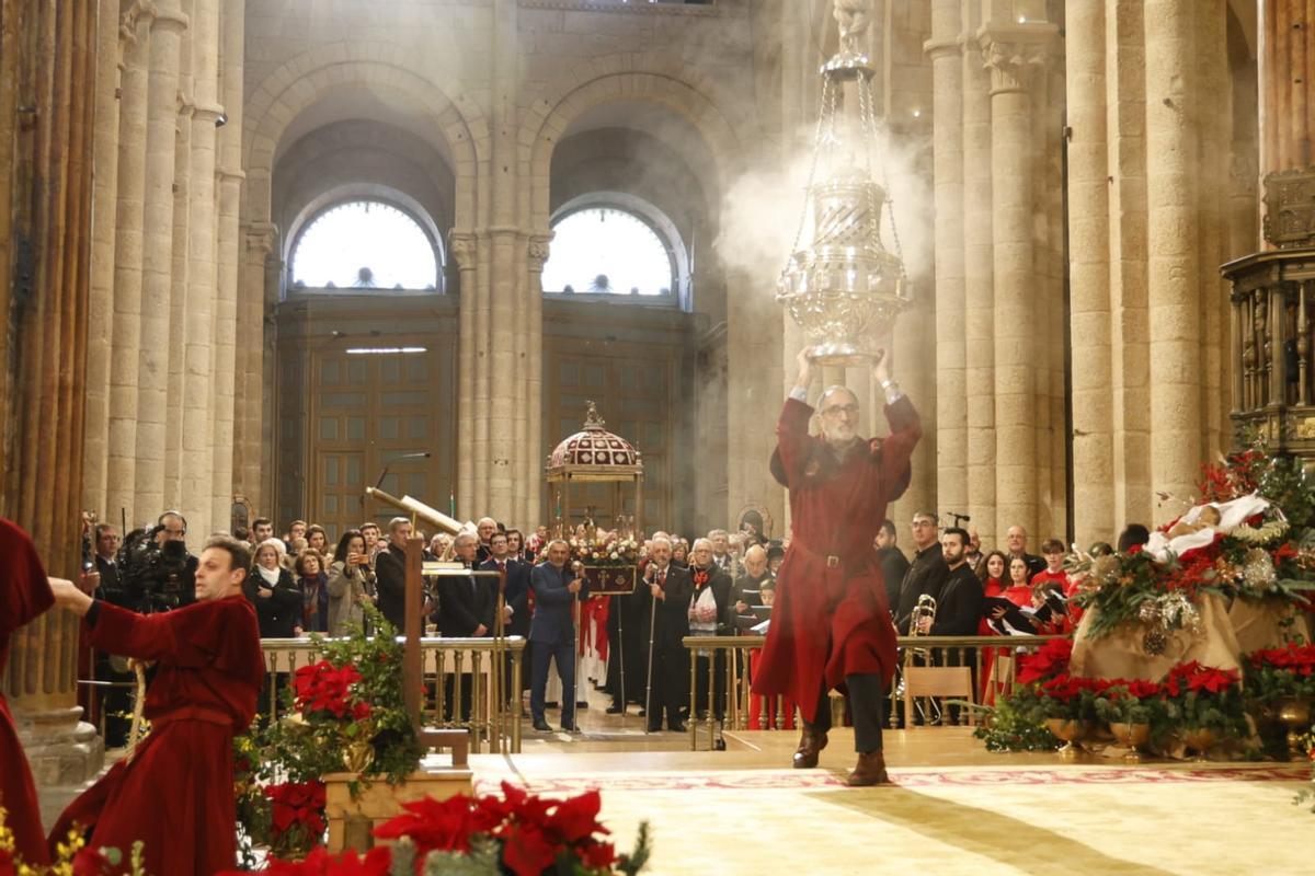 El funcionamiento del Botafumeiro estuvo acompañado por el Himno del Apóstol Santiago