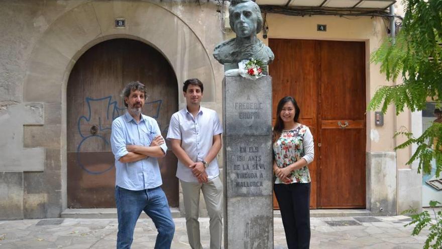 Gabriel Quetglas, Óscar Caravaca y Man Minnieh posan con la estatua de Frédéric Chopin.