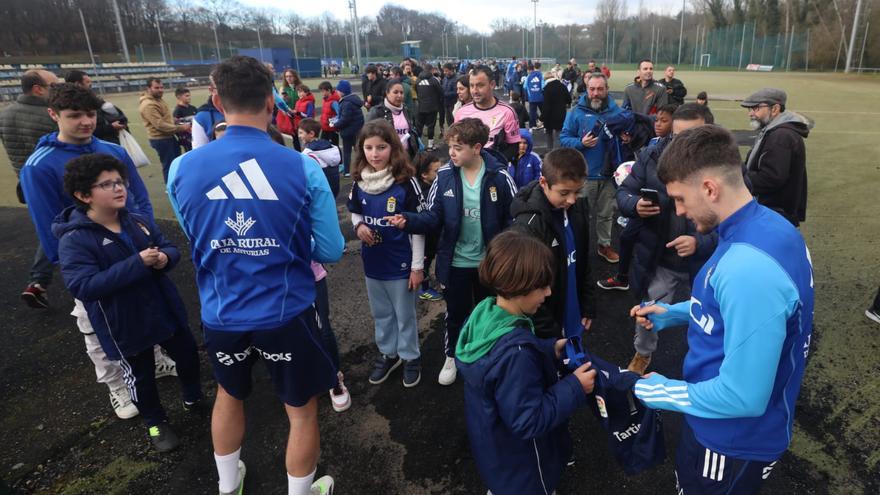 Inyección de moral para el Oviedo: 300 aficionados y un visitante muy especial en el entrenamiento