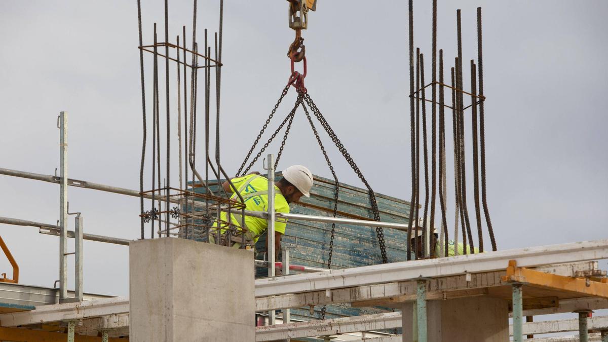 Obrero en una construcción en Sagunt