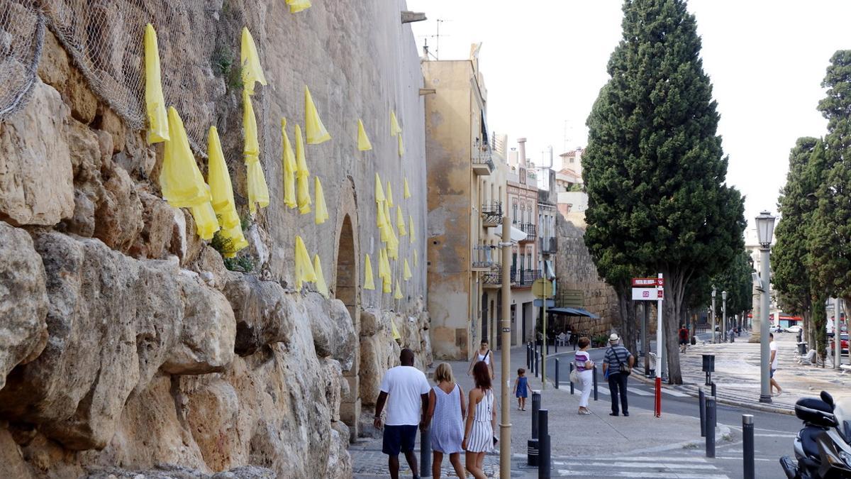 Lazos amarillos colgados en la muralla de Tarragona